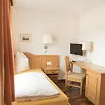 מלון Haus Engel 3*